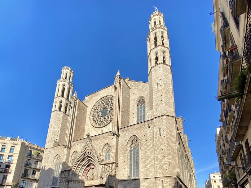 Barcelona Santa Maria del Mar 01 Tour Guide standing with his guest in front of a big building